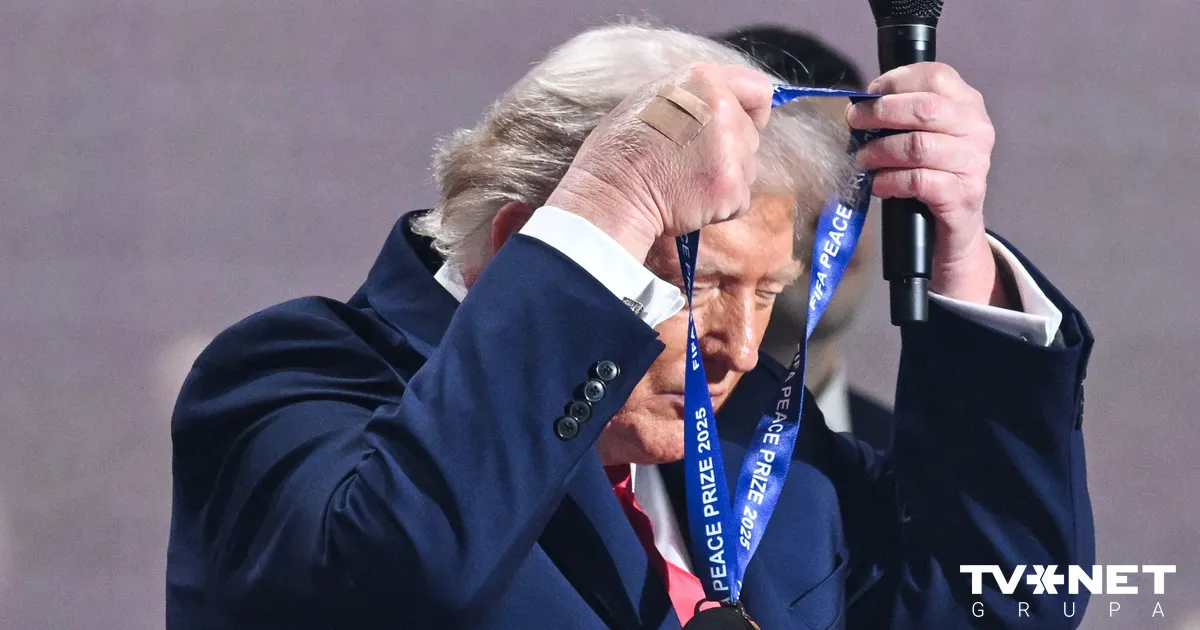 Tramps saņem FIFA miera balvu