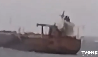 VIDEO ⟩ Bulgārijas piekrastē ēnu flotes kuģis uzskrējis uz sēkļa