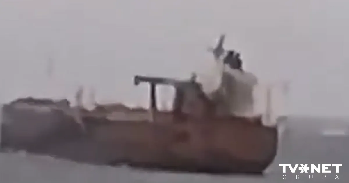 VIDEO ⟩ Bulgārijas piekrastē ēnu flotes kuģis uzskrējis uz sēkļa