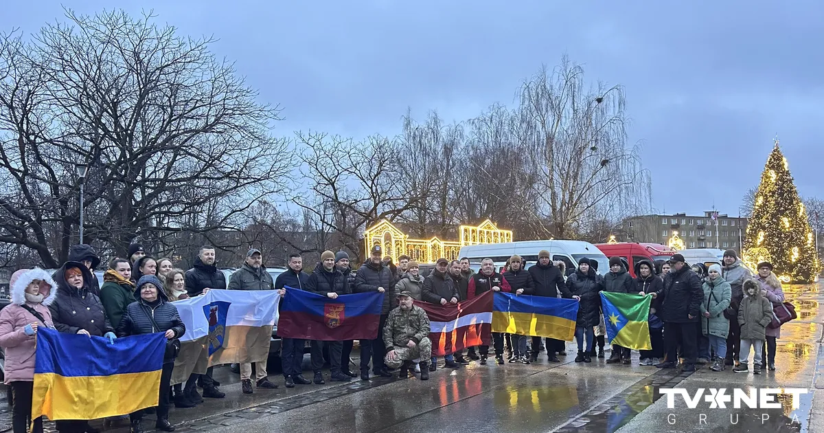 No Jelgavas uz Ukrainu devies akcijas “Sadosimies rokās, lai izdotos!” konvojs