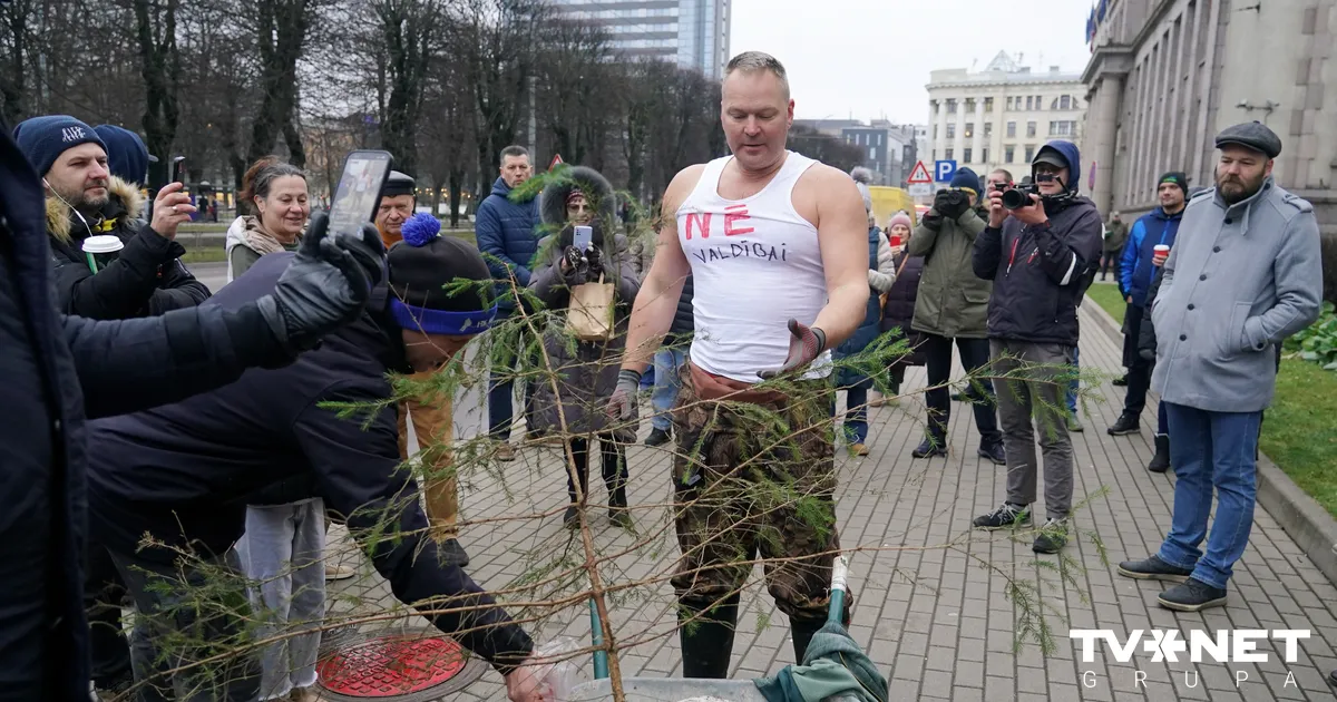 FOTO ⟩ Pie Ministru kabineta notiek protests pret autoceļu lietošanas nodevu