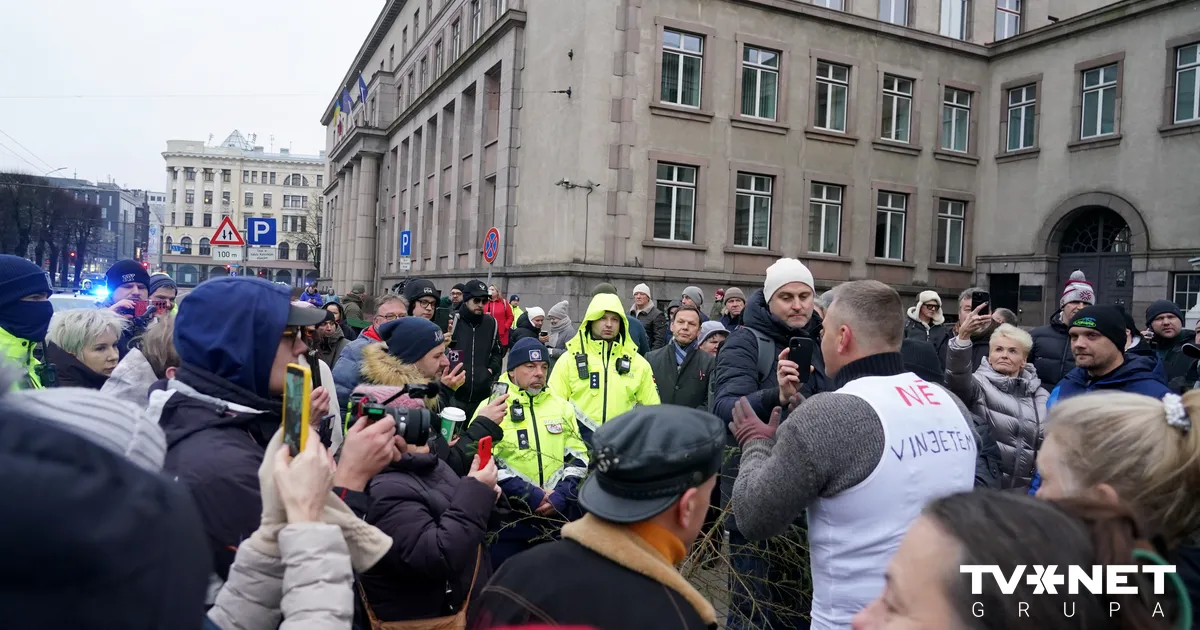 FOTO ⟩ Pie Ministru kabineta noticis protests pret autoceļu nodevu