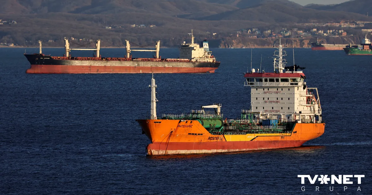 Rietumi naftas cenu griestus var aizstāt ar aizliegumu Krievijas jūras pārvadājumu pakalpojumiem