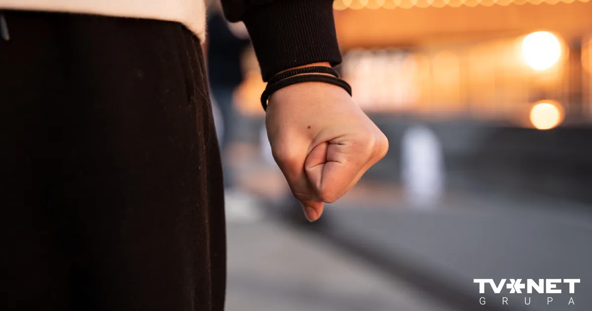 Jauniete tirdzniecības vietā Mežciemā uzbrūk un piekauj mazgadīgu meiteni