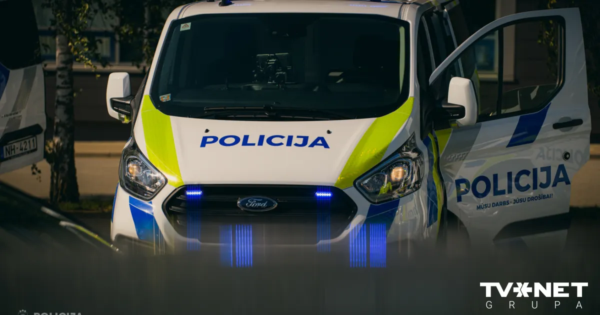 Veikalā Rīgā jauniete piekauj mazu meiteni