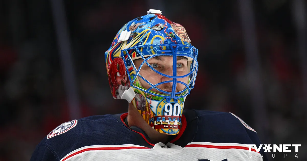 FOTO ⟩ Pirms spēles Merzļikins saņem Kivlenieka figūriņu no fana