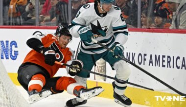 Ābols bloķē metienu, palīdzot "Flyers" uzvarēt "Sharks" komandu