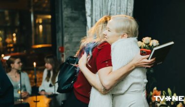 MEKLĒ SEVI ⟩ Daces Rukšānes jaunā romāna atklāšanas pasākumā pulcējas slavenības, kritiķi un draugi