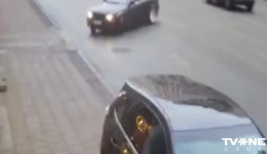 VIDEO ⟩ Rīgā 16 gadus vecs jaunietis "driftē" un ietriecas uz ietves stāvošā automašīnā