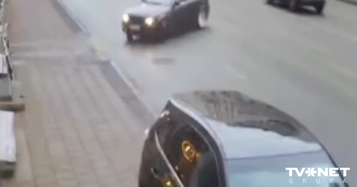 VIDEO ⟩ Rīgā 16 gadus vecs jaunietis "driftē" un ietriecas uz ietves stāvošā automašīnā