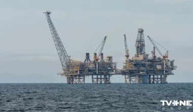 Ukraina pirmo reizi triecienā trāpījusi Krievijas naftas platformai Kaspijas jūrā