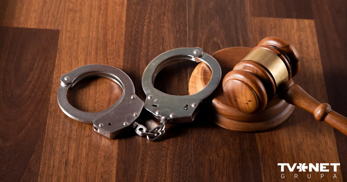 Par tiesneses publisku apsaukāšanu vīrietim piespriež divu mēnešu cietumsodu