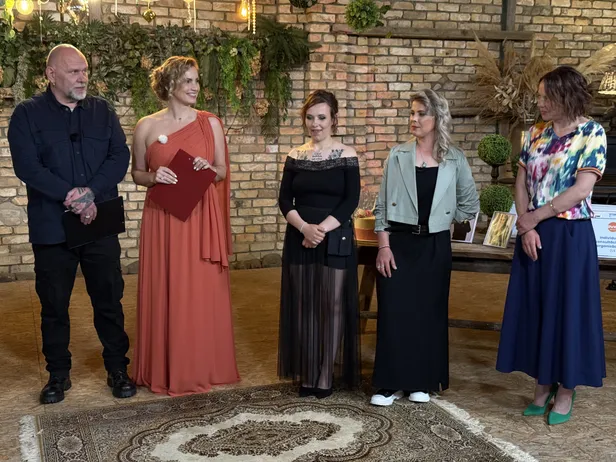 "Caur ērkšķiem uz...".