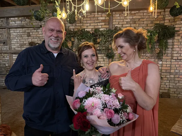 "Caur ērkšķiem uz...".