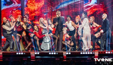 uzliesmo kaisle, džezs un bezkaunīgs spožums