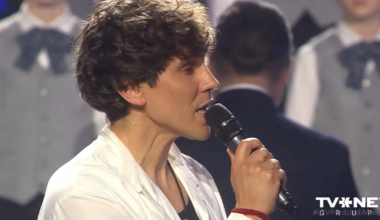 VIDEO ⟩ Šovā "Pārdziedi mani!" emocionāli izskan dziesmas, kas mainīja pasauli