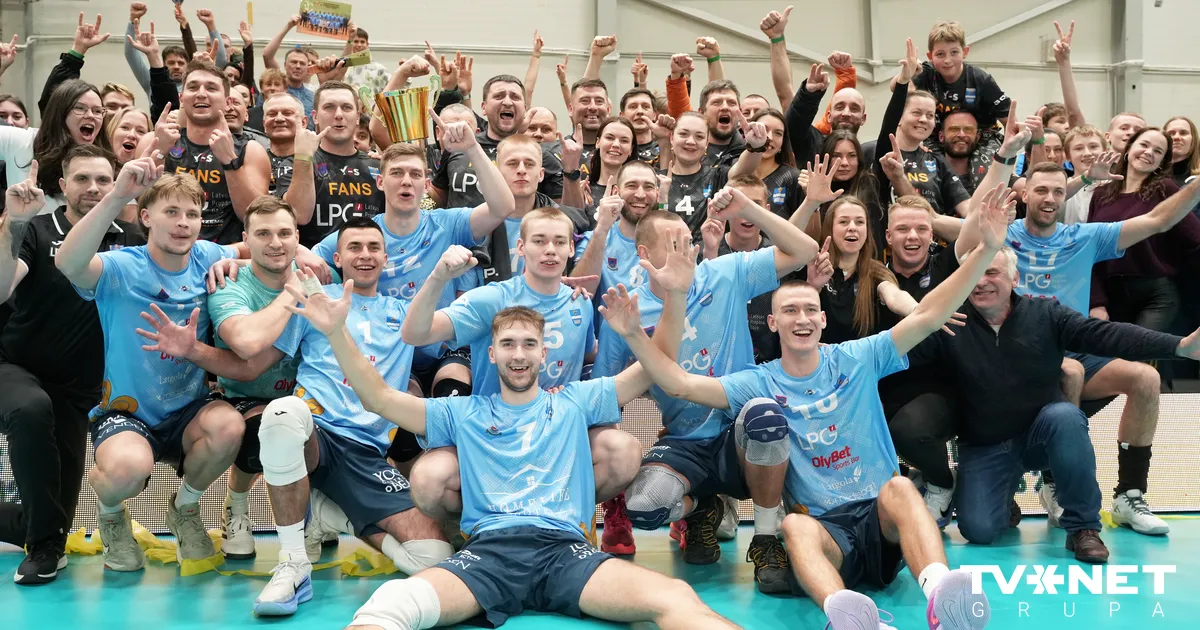 "Ezerzeme"/DU volejbolisti pēc atspēlēšanās izcīna Latvijas kausu