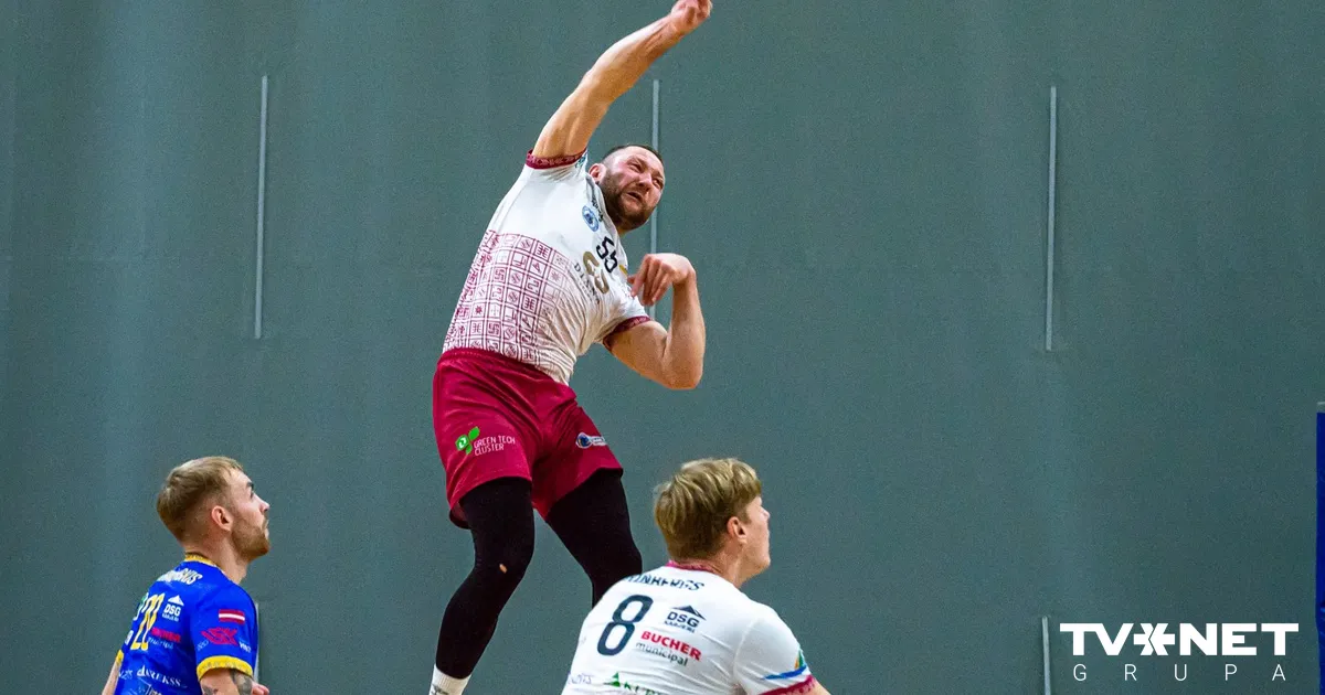 Latvijas čempionātā “Augšdaugavas” volejbolisti ar Puķīti sastāvā apspēlē bijušo grupas līderi Alītas “Ultra”