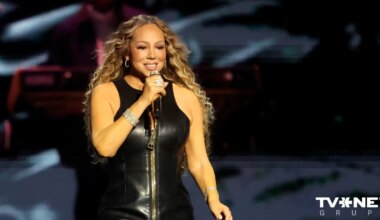 Ziemas olimpisko spēļu atklāšanas ceremonijā uz skatuves kāps ASV popdīva