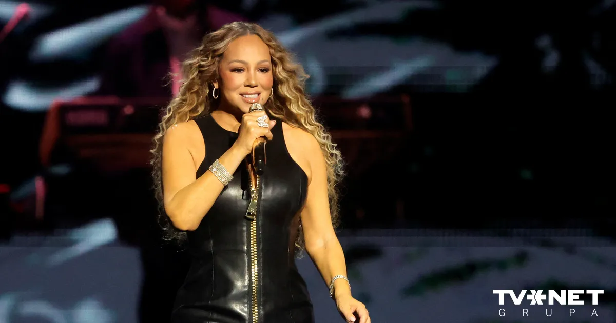 Ziemas olimpisko spēļu atklāšanas ceremonijā uz skatuves kāps ASV popdīva