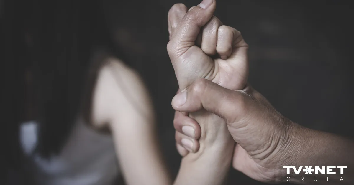 VIDEO ⟩ "Man joprojām ir nejutīga puse sejas." Vardarbība ģimenē, bet bērnus atdod tēvam