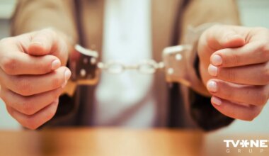 VIDEO ⟩ Sieviete Mārupē saindē vīru un bērnu, vēlāk mēģina izdarīt pašnāvību