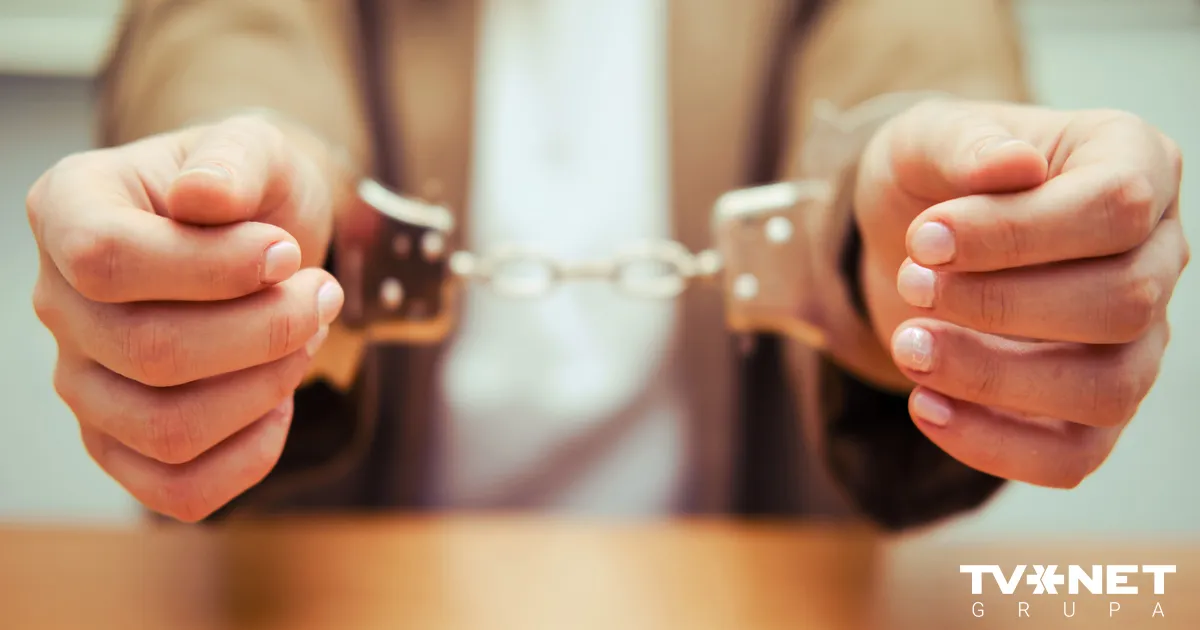 VIDEO ⟩ Sieviete Mārupē saindē vīru un bērnu, vēlāk mēģina izdarīt pašnāvību