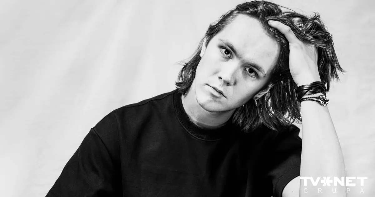 Šova "X Faktors" uzvarētājs Namejs debitē mūzikā ar simbolisku un emocionāli dziļu singlu "Āderes"