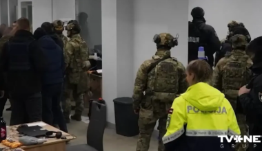 VIDEO ⟩ Ukrainā aizturēto krāpnieku vidū ir arī latvieši; viņi pret apkrāptajiem tautiešiem izturējušies īpaši ciniski