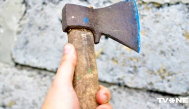 Sākts kriminālprocess pret vīrieti, kurš ar nazi un cirvi uzbrucis pašvaldības policistiem