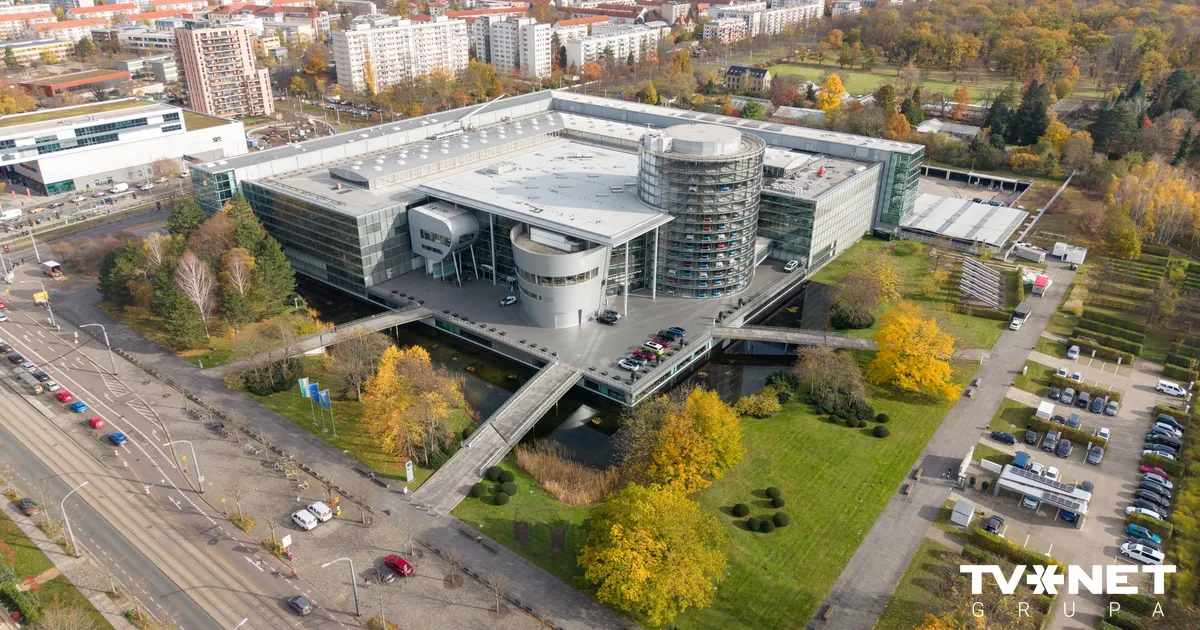 "Volkswagen" pirmo reizi vēsturē pārtrauc ražošanu Vācijas rūpnīcā