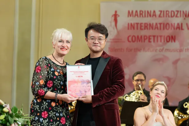 Operetes teātra radošā direktore Agija Ozoliņa-Kozlovska un Čeņs Sjujs Marinas Zirdziņas Starptautiskajā vokālistu konkursā.