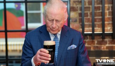 Karalis Čārlzs nobauda Ginesa alu un iepriecina ar putu ūsiņām