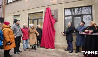 FOTO ⟩ Pārdaugavā atklāj atjaunoto Krišjāņa Barona piemiņas plāksni