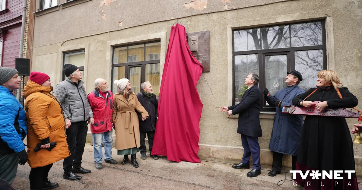 FOTO ⟩ Pārdaugavā atklāj atjaunoto Krišjāņa Barona piemiņas plāksni
