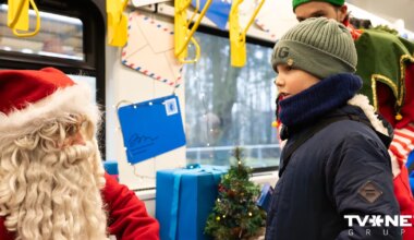 FOTO ⟩ Sāk kursēt Ziemassvētku vilciens