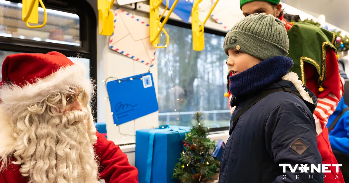 FOTO ⟩ Sāk kursēt Ziemassvētku vilciens