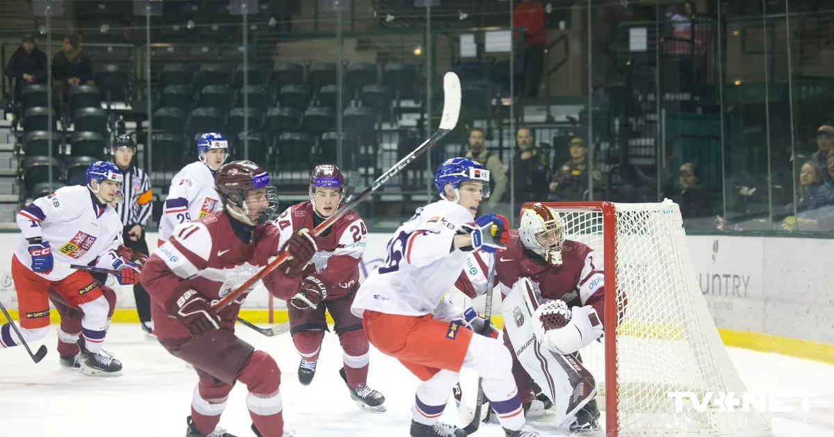VIDEO ⟩ Latvijas U-20 hokeja izlase atspēlējas no 0:2, taču papildlaikā zaudē Čehijai