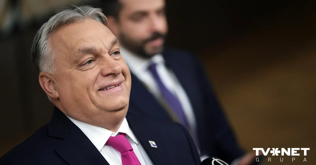 Polijas ārlietu ministrs “pasniedz” Orbānam simbolisku Ļeņina ordeni - TVNET