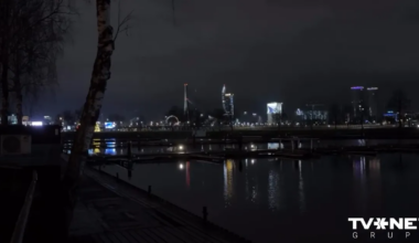 Andrejostā jauniešu bariņš draud vīrietim, ka iemetīs Daugavā