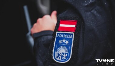 Divi policisti saistībā ar satīras video autoram piemēroto sodu saņem aizrādījumu