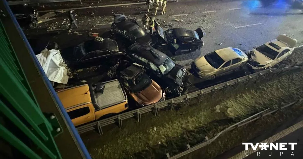 FOTO ⟩ Masveida avārija Polijā: iesaistīti 18 auto