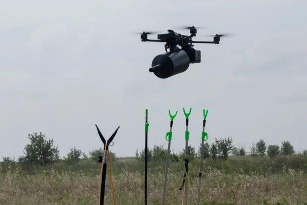 Optiskās šķiedras drons.