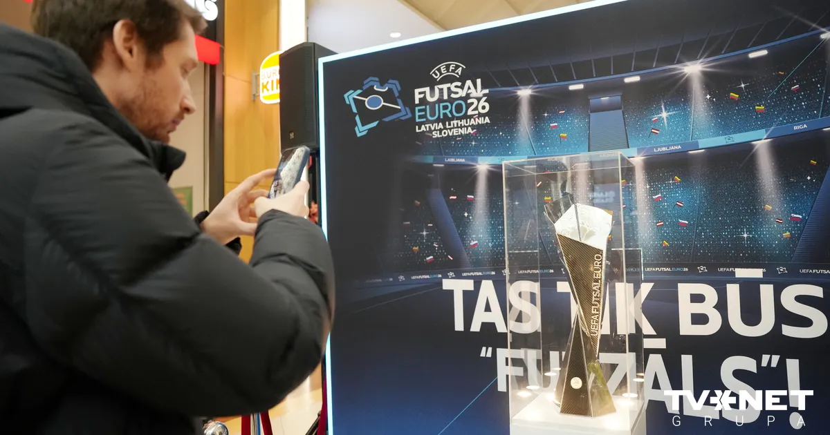 Rīgā aplūkojama Eiropas čempionāta telpu futbolā galvenā trofeja