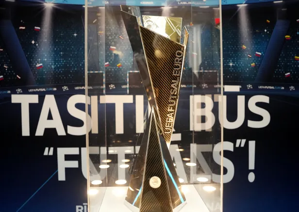 Tirdzniecības centrā "Domina Shopping" notiek pasākums, kura laikā iespēja apskatīt Eiropas čempionāta telpu futbolā galveno trofeju.