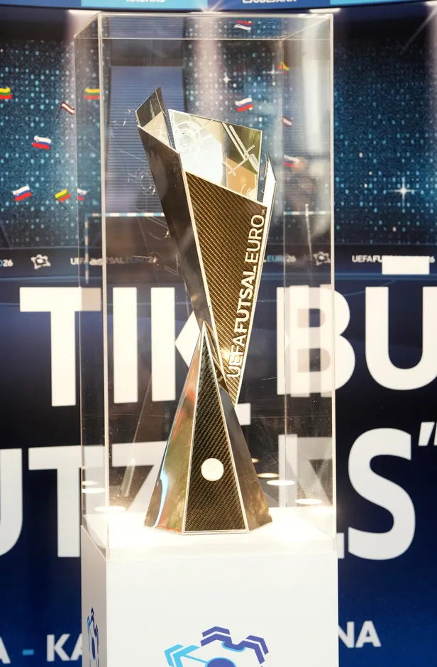 Tirdzniecības centrā "Domina Shopping" notiek pasākums, kura laikā iespēja apskatīt Eiropas čempionāta telpu futbolā galveno trofeju.