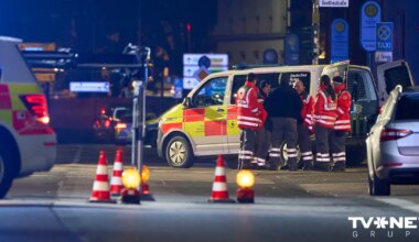 Vācijā automašīnai ietriecoties autobusu pieturā, ievainoti četri cilvēki