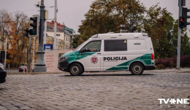 Par Lietuvas partizānu komandiera pieminekļa apgānīšanu piespriež cietumsodu trīs Krievijas pilsoņiem