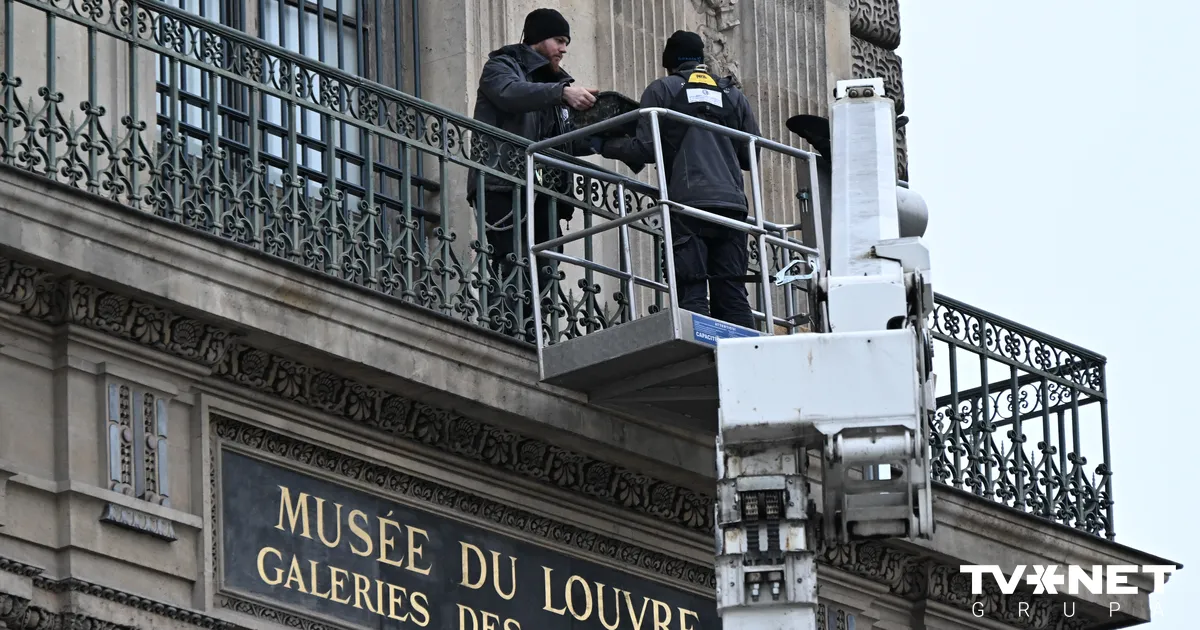 FOTO ⟩ Pēc zādzības Luvrā vairākiem logiem uzstādītas metāla restes