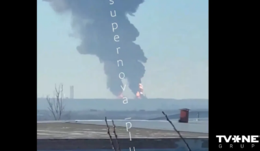 VIDEO ⟩ Ukrainas droni trāpa naftas pārstrādes rūpnīcai Novošahtinskā